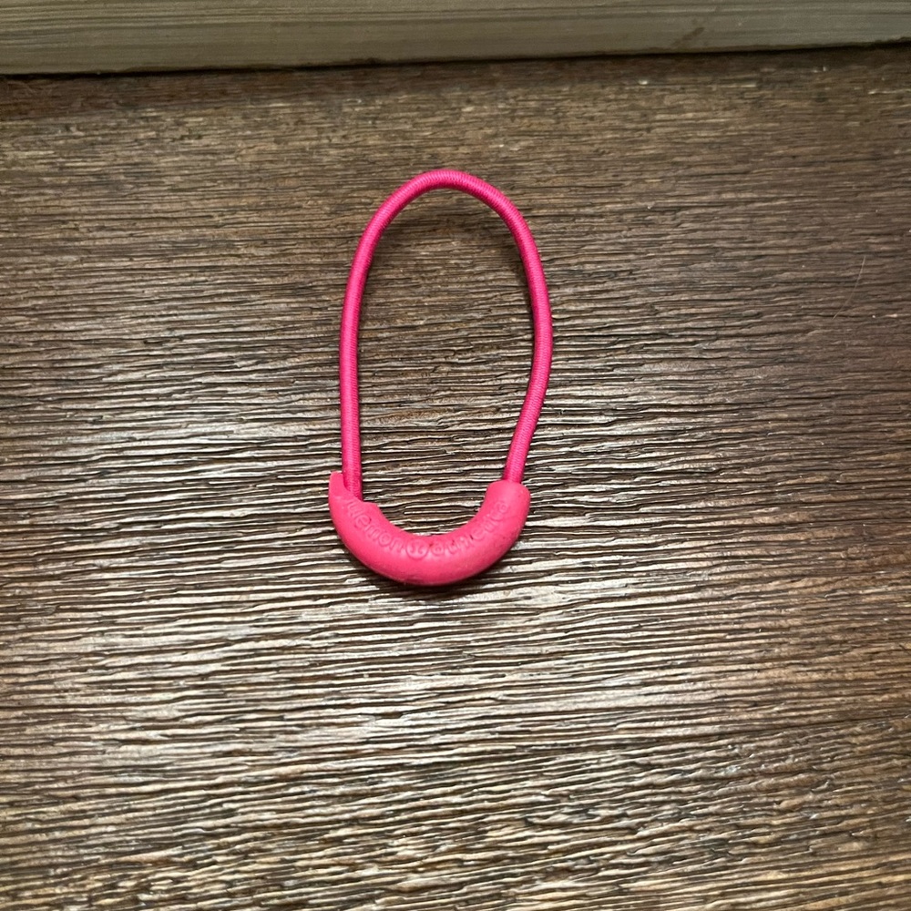 Pink lululemon zipper pull tag